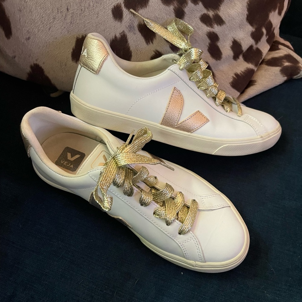 VEJA WOMENS SIZE 9